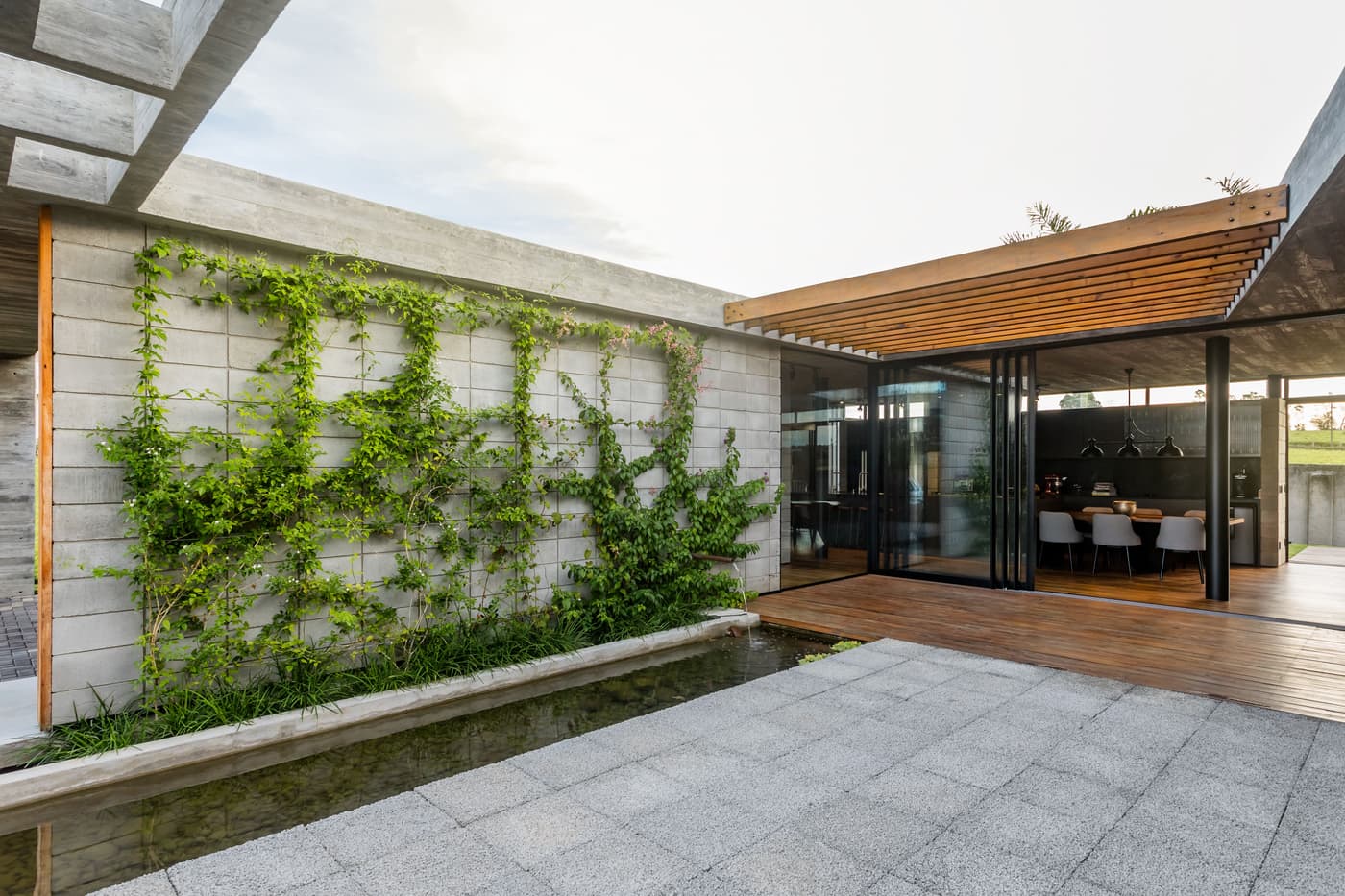 Vista da Casa Bloco em Criciúma, construída pela EZA Engenharia, com concreto aparente e madeira