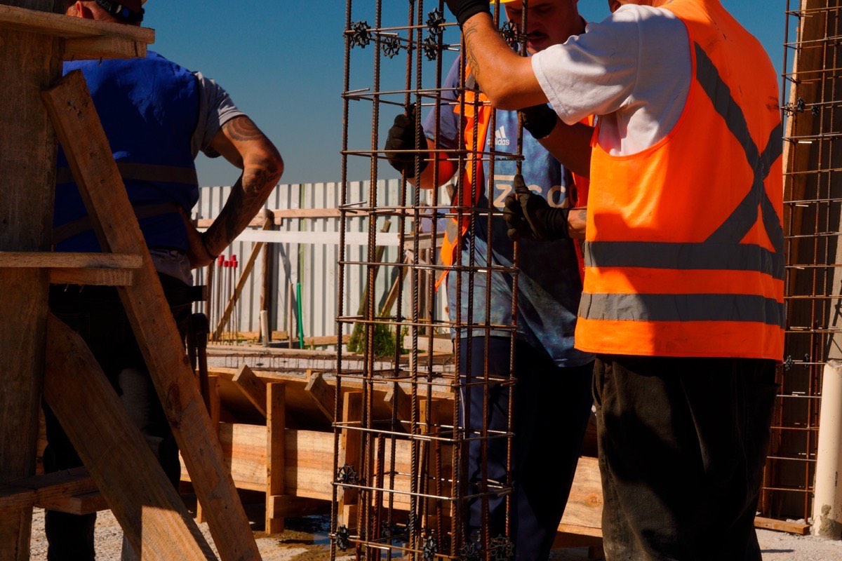 Detalhe de acabamentos de alto padrão em residência construída pela EZA Engenharia em Criciúma, com revestimento premium, marcenaria planejada e iluminação embutida