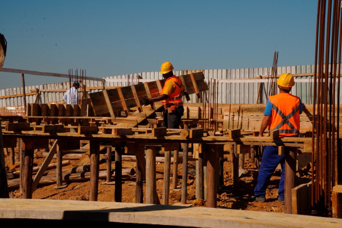 Equipe de engenharia da EZA acompanhando obra comercial em Criciúma, com estrutura de loja em construção