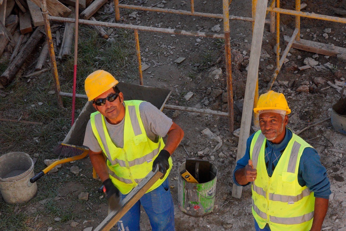 Detalhe de acabamento premium em residência de alto padrão construída pela EZA Engenharia em Criciúma