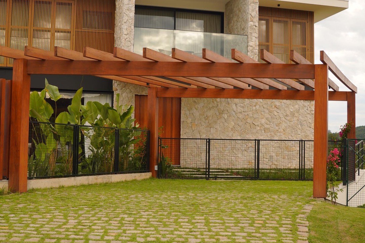 Fachada de casa de alto padrão em estilo contemporâneo e moderno construída pela EZA Engenharia em Criciúma