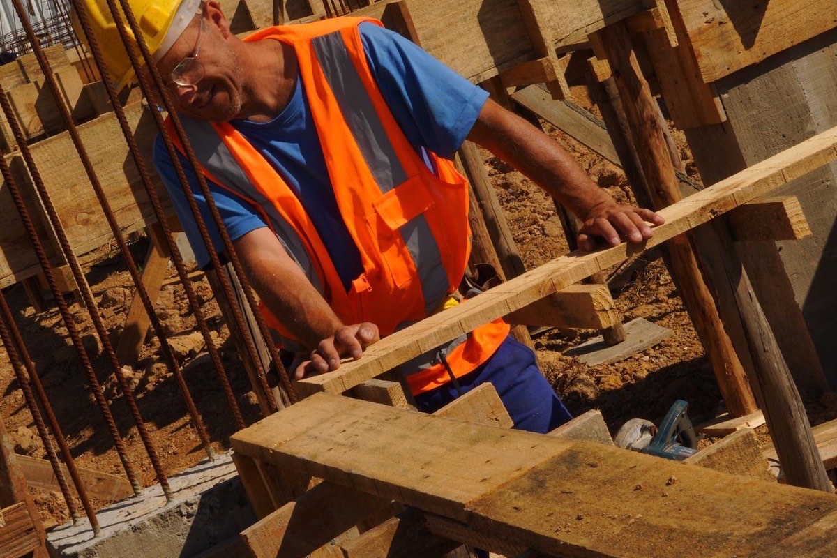 Obra comercial de academia em Criciúma mostrando reforço estrutural do piso e instalação de ventilação, executada pela EZA Engenharia