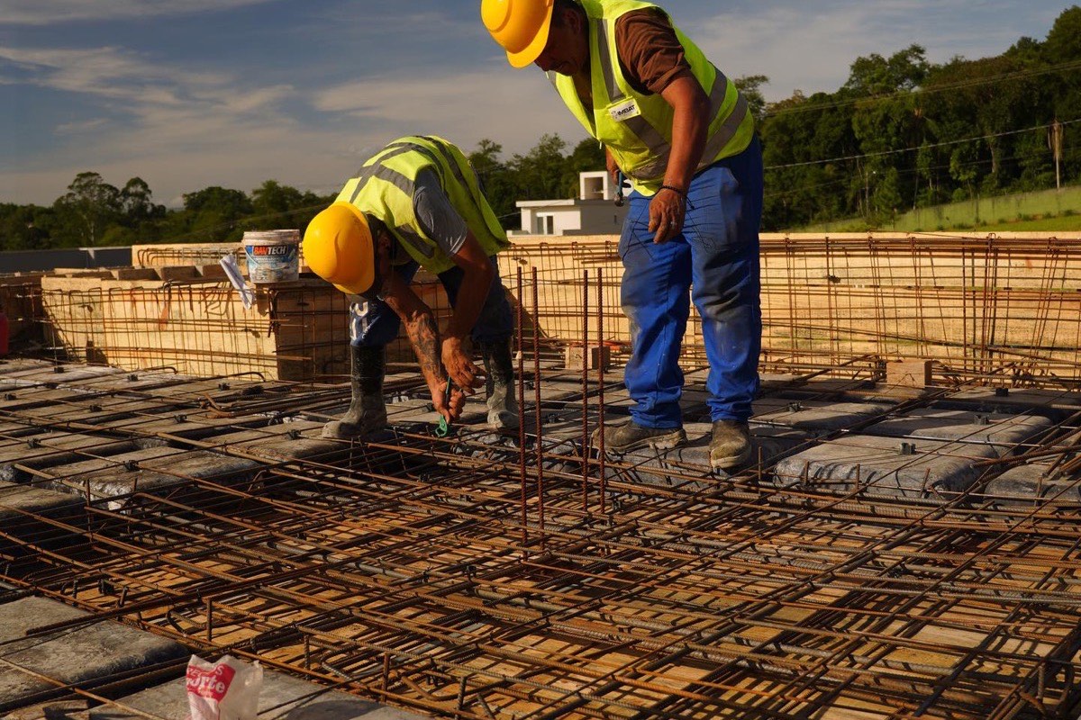 Residência de alto padrão construída pela EZA Engenharia em Criciúma, Santa Catarina