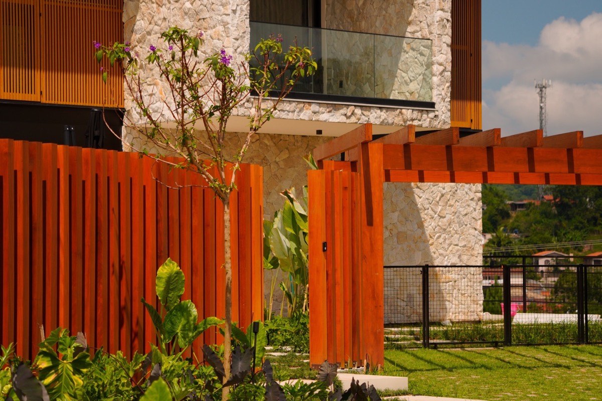 Banheiro de alto padrão com bancada em pedra e iluminação embutida em casa construída pela EZA Engenharia em Criciúma