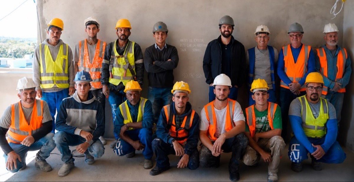 Equipe da EZA Engenharia reunida em obra em Criciúma